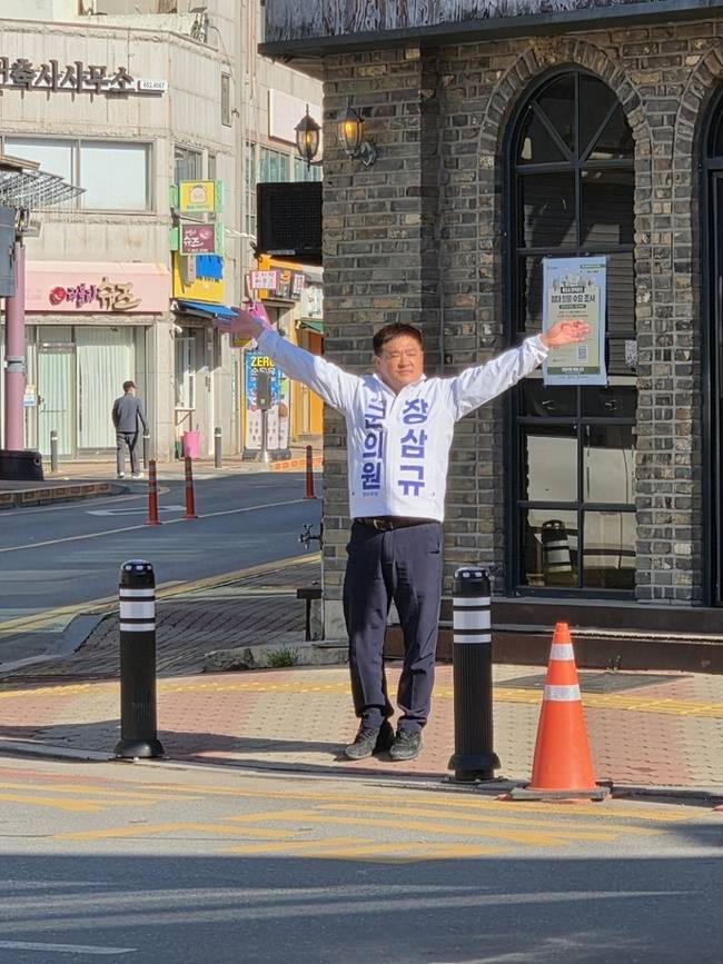 ▲ 10일 오전 예천읍 천보당 사거리에서 군의원 재선 무소속 출마 한 장삼규 예비후보가 지나가는 차량들에게 인사를 하는 장면, 이상만 기자