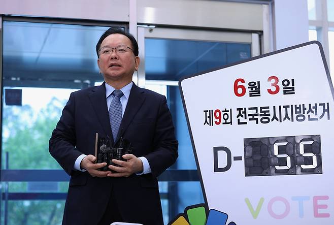 ▲ 6.3 지방선거 대구시장 후보로 출마하는 더불어민주당 김부겸 전 국무총리가 9일 대구 서구 대구시선거관리위원회를 찾아 예비후보 등록을 마친 후 취재진 질문에 답변하고 있다. 권남인 기자 kni@kyongbuk.com