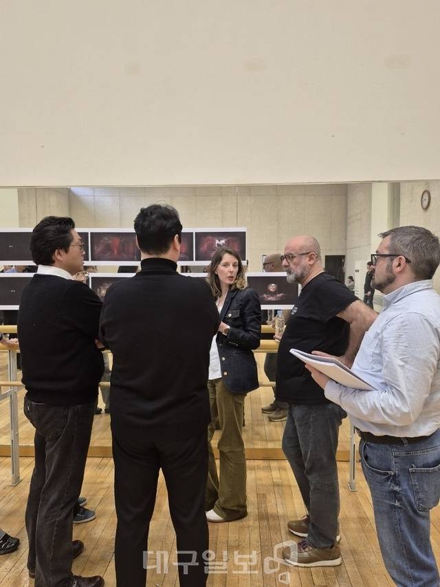 다비데 리베르무어와 출연진들이 연습 도중에 이야기를 나누고 있다. 송태섭 기자