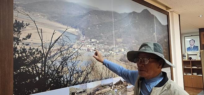 박돈헌 이장이 옛날 도진리 마을사진에 대한 설명을 하고 있다. <석현철 기자>