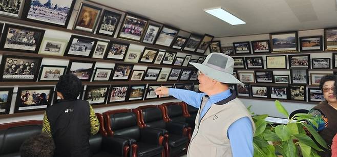 마을의 역사가 담긴 사진전시관, 박 이장은 명절날 가족 친지들이 오면 이곳을 꼭 찾는다고 한다. 오래된 사진 속에 조상들의 생생한 모습을 찾는 즐거움이 있는 곳이라고 설명한다. <석현철 기자>