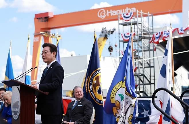 지난 2025년 8월 미국 필라델피아의 한화 필리조선소에서 열린 미국 국가 안보 다목적 선박 '스테이트 오브 메인'호 명명식에 참석해 축사를 하는 이재명 대통령. 사진=연합뉴스