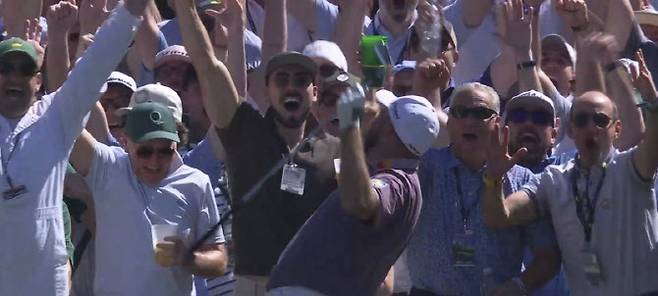 셰인 라우리가 마스터스 3라운드 6번홀에서 홀인원에 성공한 뒤 기뻐하고 있다. (사진=마스터스 영상 화면 캡쳐)