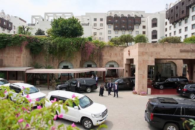 JD 밴스 미국 부통령의 차량 행렬이 11일 파키스탄 이슬라마바드 세레나 호텔에 도착한 뒤 이동하고 있다. 밴스 부통령은 이란과의 고위급 평화 협상을 위해 미국 대표단을 이끌고 파키스탄을 방문했으며, 이번 협상은 워싱턴과 테헤란 간 2주간의 취약한 휴전 속에서 파키스탄의 중재로 진행됐다. (사진=AFP)