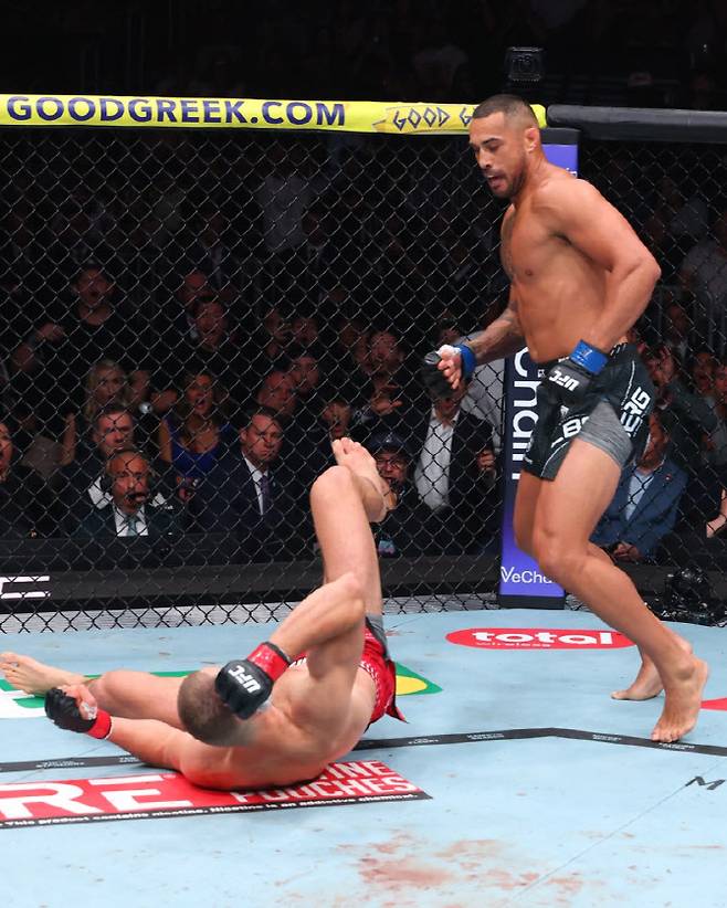 카를로스 울버그(오른쪽)가 강력한 왼손 훅으로 유리 프로하스카를 쓰러뜨리고 있다. 사진=UFC