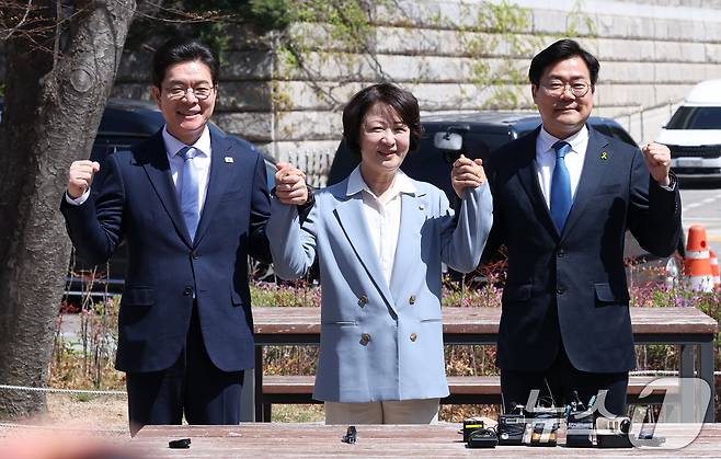 6·3 지방선거 더불어민주당 정원오 서울시장 후보(왼쪽부터), 추미애 경기도지사 후보, 박찬대 인천시장 후보가 12일 서울 여의도 국회 소통관 앞 벤치에서 열린 수도권 광역단체장 후보 '원팀 간담회'에서 손을 잡고 포즈를 취하고 있다. ⓒ 뉴스1 김성진 기자