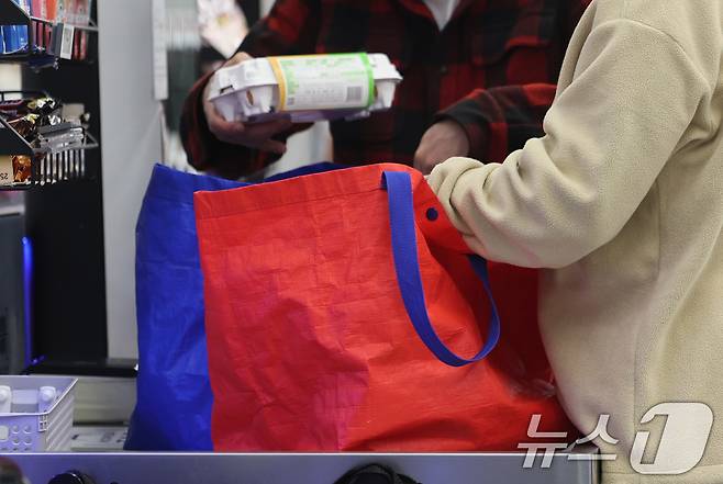 중동전쟁 여파로 비닐 대란 우려가 확산하고 있는 가운데 2일 서울의 한 대형마트에서 시민들이 장바구니를 이용해 구매물품을 담고 있다. 2026.4.2 ⓒ 뉴스1 박지혜 기자