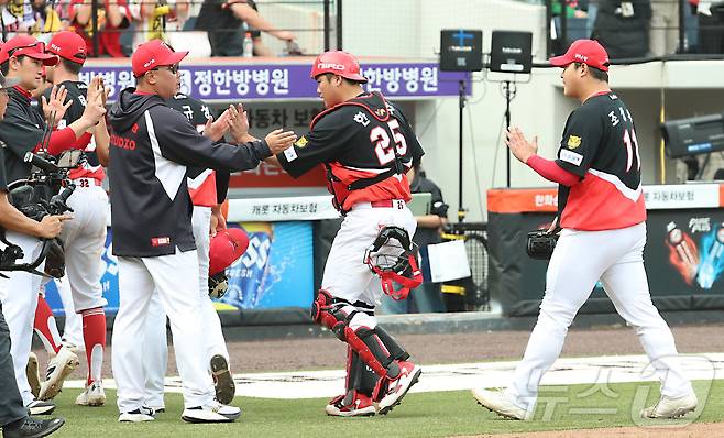 12일 대전 한화생명볼파크에서 열린 2026 신한 SOL KBO리그 KIA 타이거즈와 한화 이글스의 경기에서 9대3 승리를 거두며 4연승을 달성한 KIA 이범호 감독이 박준수 포수와 하이파이브를 하고 있다. 2026.4.12 ⓒ 뉴스1 김기남 기자