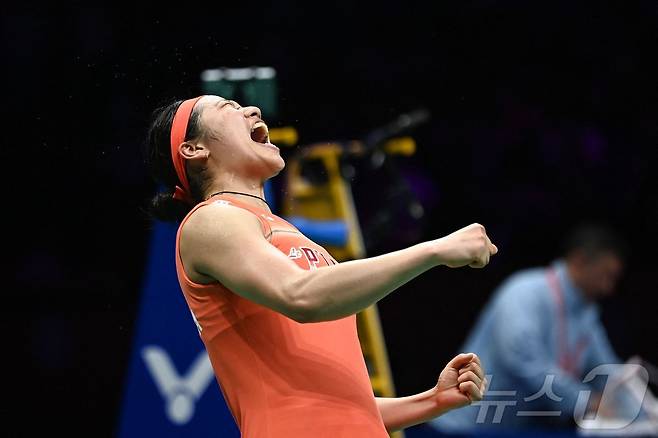 12일(한국시간) 중국 닝보에서 열린 2026 아시아배드민턴선수권대회 여자 단식 결승전 왕즈이(중국)와의 경기에서 게임 스코어 2대1(21대12, 17대21, 21대18)로 꺾고 우승을 차지한 '배드민턴 여제' 안세영이 포효하고 있다.  ⓒ AFP=뉴스1