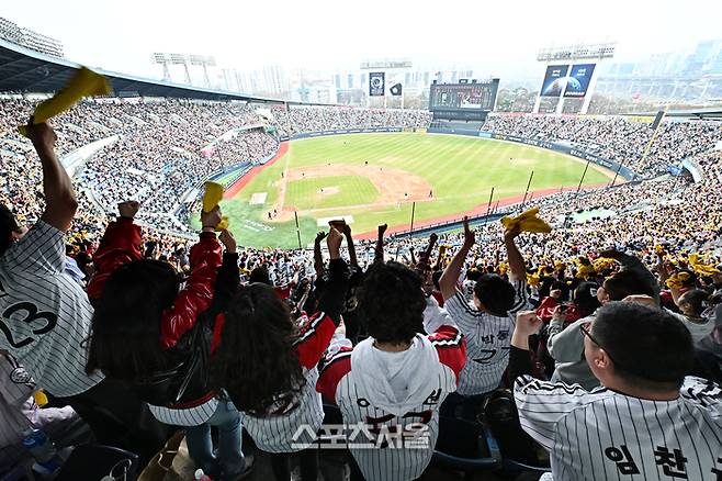 29일 잠실구장에서 열린 2026 KBO 리그 LG와 KT의 경기에서 야구팬들이 열띤 응원을 펼치고 있다. 잠실 | 박진업 기자 upandup@sportsseoul.com