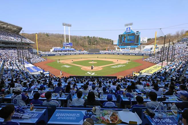 삼성이 28일 인천SSG랜더스필드에서 롯데와 2026 KBO리그 정규시즌 개막전 경기를 치른 가운데 경기 전 2만4000석이 모두 팔렸다. 사진 | SSG 랜더스