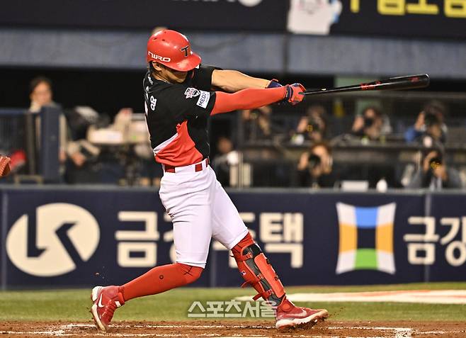 KIA 김도영이 잠실에서 홈런을 쏘아올리고 있다. 오른 엄지발가락 부근만 지면에 닿아있을 정도로 중심이동을 완벽히 한 게 눈에 띈다. 사진 | 박진업 기자 upandup@sportsseoul.com