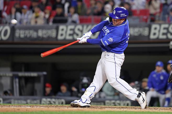 제 타이밍에 걸려 홈런을 뽑아낼 때는 왼엄지발가락만 지면에 닿아있는 모습을 볼 수 있다. 한손을 놓고 기술적으로 타구 방향을 만든 위 사진과 정확한 타이밍에 타격한 아래 사진은 최형우의 타격 기술 완성도를 대변하는 장면이다. 사진 | 삼성 라이온즈