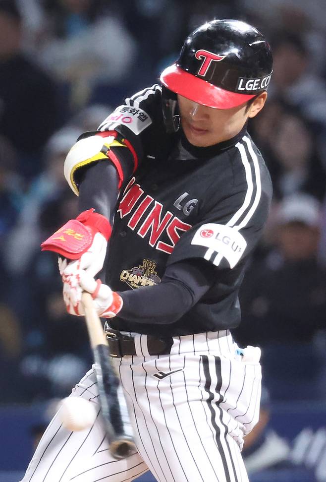 국내 최고 교타자 중 한 명인 LG 박해민이 안타를 뽑아내고 있다. 히팅 포인트가 거의 몸 중심까지 들어와있다. 사진 | 연합뉴스