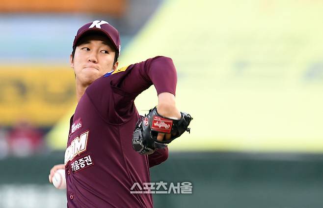 키움 안우진이 31일 인천 SSG랜더스필드에서 열린 2023 KBO리그 SSG와 경기에 선발 등판해 힘차게 공을 던지고 있다. 문학 | 박진업기자 upandup@sportsseoul.com