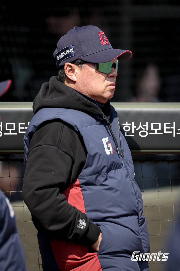 롯데 김태형 감독이 14일 사직구장에서 열린 2026 KBO리그 시범경기 LG와 경기에서 선수들을 바라보고 있다. 사진 | 롯데 자이언츠
