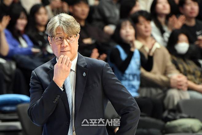 소노 손창환 감독이 9일 고양소노아레나에서 열린 2025-2026 프로농구 정관장과의 경기에서 선수들의 플레이를 지켜보고 있다.고양 | 박진업 기자 upandup@sportsseoul.com