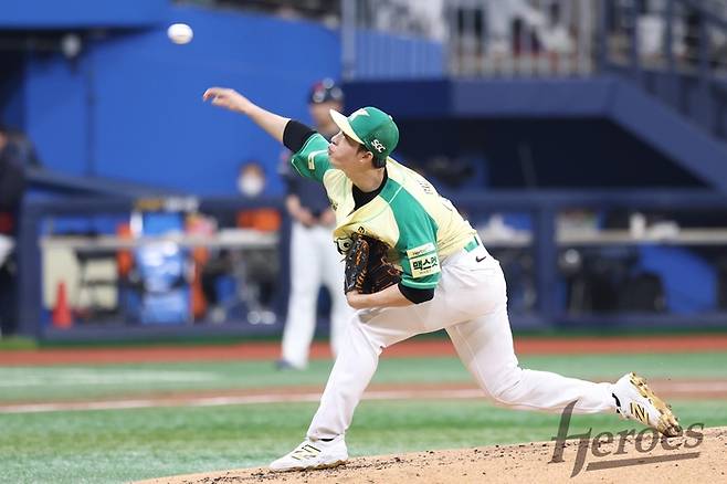 키움 배동현이 12일 서울 고척스카이돔에서 열린 2026 KBO리그 정규시즌 롯데전에 등판해 역투하고 있다. 사진 | 키움 히어로즈