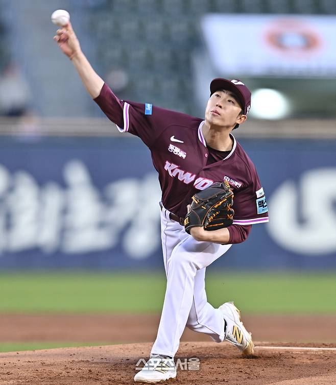 키움 선발투수 배동현이 7일 서울 잠실구장에서 열린 2026 KBO리그 두산전에서 역투하고 있다. 잠실 | 최승섭기자 thunder@sportsseoul.com