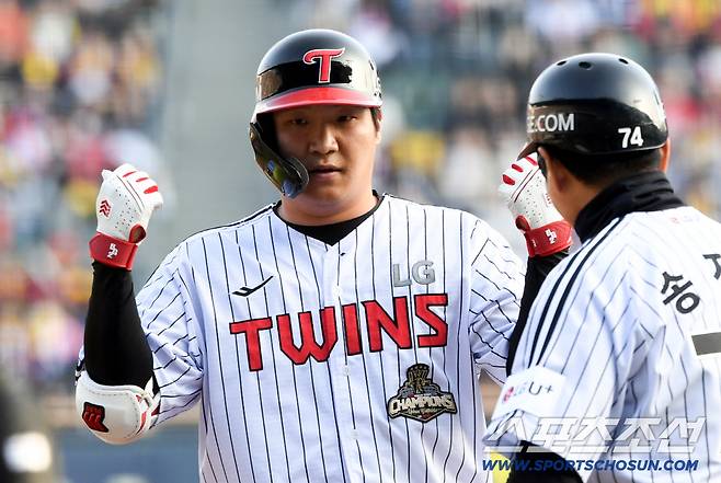 낫아웃 상황에서도 전력 질주로 출루에 성공한 문보경.