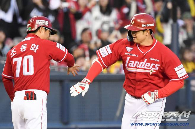 7회초 1사 LG 우강훈 151km 직구를 받아쳐 홈런포를 터뜨렸던 SSG 김재환.