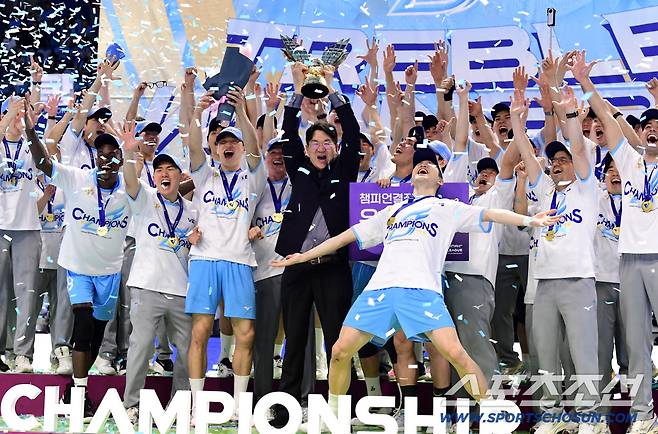10일 인천 계양체육관에서 열린 배구 V리그 남자부 챔피언결정전 5차전. 대한항공이 현대캐피탈에 승리하며 통합우승을 달성했다. 대한항공 조원태 구단주와 함께 우승의 기쁨을 나누고 있는 대한항공 선수들. 인천=송정헌 기자songs@sportschosun.com/2026.04.10/