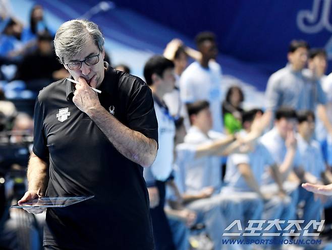 10일 인천 계양체육관에서 열린 배구 V리그 남자부 챔피언결정전 5차전 현대캐피탈과 대한항공의 경기. 생각에 잠긴 현대캐피탈 블랑 감독. 인천=송정헌 기자songs@sportschosun.com/2026.04.10/