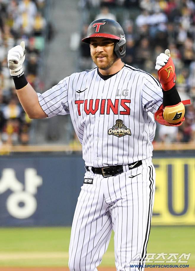 1일 잠실구장에서 열린 LG와 KIA의 경기. LG 오스틴이 안타를 날린 뒤 환호하고 있다. 잠실=박재만 기자 pjm@sportschosun.com/2026.04.01/