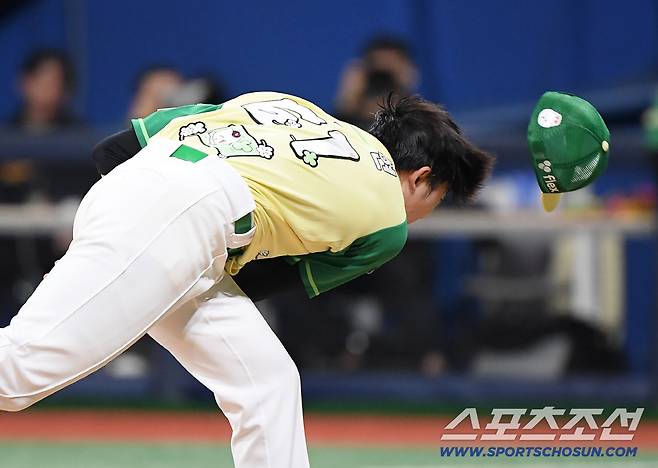 12일 서울 고척스카이돔에서 열린 롯데-키움전. 2회부터 마운드에 오른 배동현이 7회까지 무실점으로 호투했다. 7회초 2사 손호영을 삼진으로 돌려세우는 순간 배동현의 모자가 벗겨지고 있다. 고척=정재근 기자 cjg@sportschosun.com/2026.4.12/