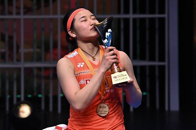 Gold medallist South Korea's An Se-young celebrates on the podium during the award ceremony for the women's singles final match at the Badminton Asia Championship in Ningbo, eastern China's Zhejiang province on April 12, 2026. (Photo by CN-STR / AFP) / China OUT







<저작권자(c) 연합뉴스, 무단 전재-재배포, AI 학습 및 활용 금지>