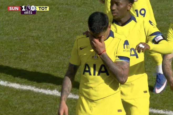 눈물 흘리는 토트넘 주장 크리스티안 로메로. 사진=중계화면 캡처