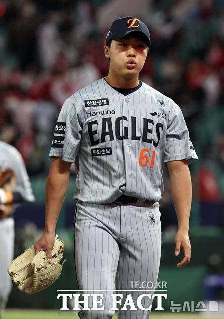 한화 이글스 정우주가 다 잡았던 승리를 날렸다. 이번 시즌들어 제구가 흔들리며 난타당하고 있다. /뉴시스