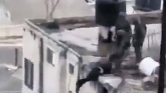 이스라엘 군이 2024년 9월 팔레스타인인 시신을 건물 옥상에서 밀어 떨어뜨리는 영상. 이재명 대통령은 10일 자신의 X(옛 트위터)에 이 영상을 올렸다.