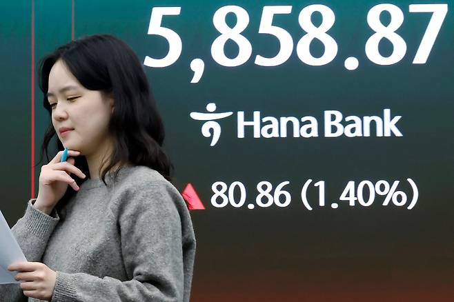 미국과 이란의 대면 휴전 협상에 대한 기대감에 코스피와 코스닥이 동반 상승세를 보인 10일 오후 서울 중구 하나은행 딜링룸 전광판에 코스피 등 종가가 표시되고 있다./뉴스1