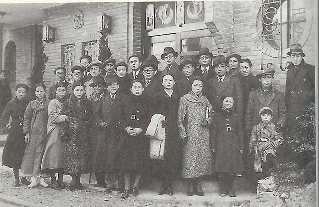 동양극장 소속 극단 청춘좌의 단원들.