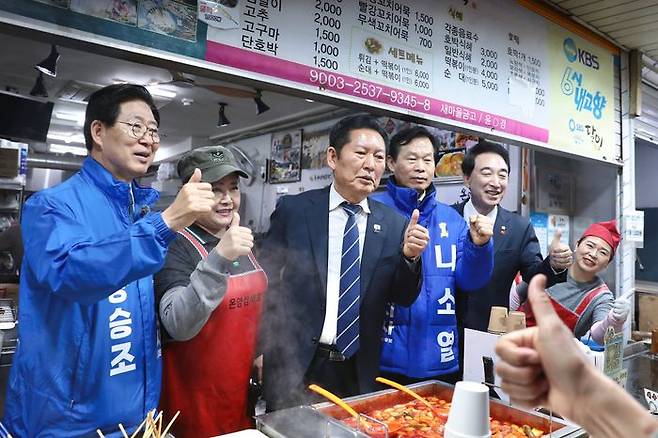 정청래 더불어민주당 대표와 양승조, 나소열, 박수현 충남도지사 경선후보가 지난 4일 충남 아산 온양온천시장에서 상인들과 기념촬영을 하고 있다. ⓒ뉴시스