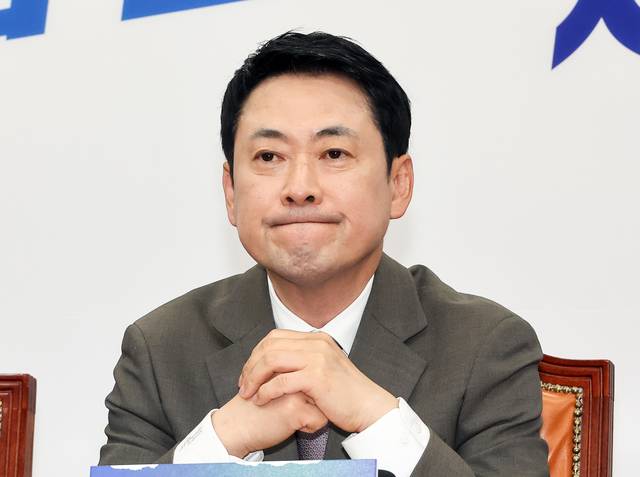 장동혁 국민의힘 대표가 10일 국회에서 열린 긴급최고위원회의에서 잠시 생각에 잠겨 있다. [연합뉴스]