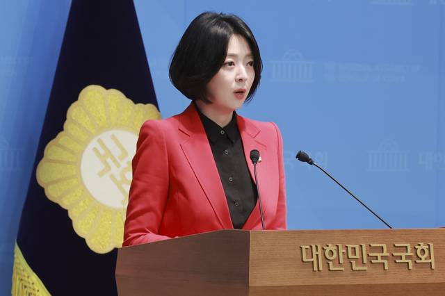 배현진 국민의힘 의원이 지난 2월 13일 국회 소통관에서 당 중앙윤리위가 자신에 대해 당원권 정지 1년 처분을 내린 게 부당하다는 취지로 기자회견을 하고 있다.[연합뉴스 사진]