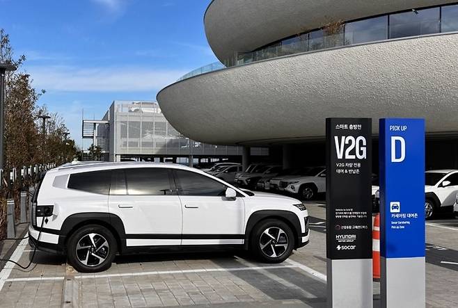 쏘카 제주 터미널에서 충전 중인 아이오닉 9