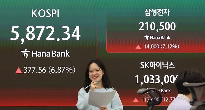 [8일 오후 서울 중구 하나은행 딜링룸에서 딜러들이 업무를 보고 있다. 코스피가 전 거래일보다 377.56포인트(6.87%) 오른 5872.34에 마감했다. 코스닥 지수는 전 거래일보다 53.12포인트(5.12%) 상승한 1089.85, 원·달러 환율은 전 거래일보다 33.6원 내린 1470.6원에 마감했다. 2026.04.08. /사진=뉴시스