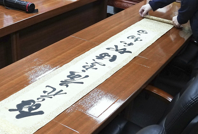 이토 히로부미의 친필로 알려진 족자. '여화낙처만지화연우'(餘花落處滿地和烟雨)라고 적혀 있다./사진=X 캡처 @kyodo_english