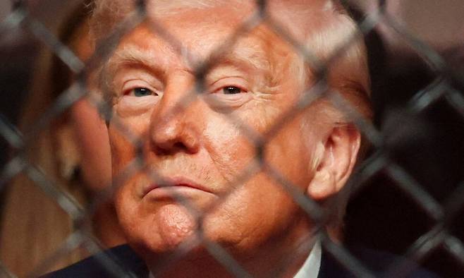 11일 도널드 트럼프 미국 대통령이 미국 플로리다주 마이애미 카세야 센터에서 열린 UFC 327 대회를 찾아 경기를 지켜보고 있다. 마이애미/로이터 연합뉴스