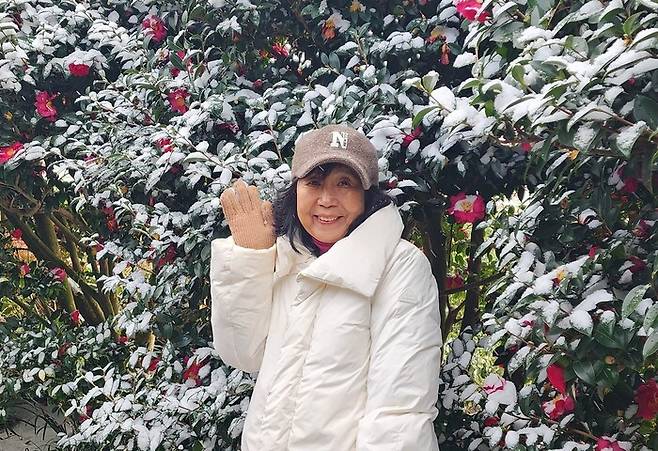 지난 1월2일 고인이 서귀포시 남원읍 휴애리에서 붉은 동백을 찍은 뒤 “새해 건강하자”며 필자에게 보내온 사진이다. 허영선 시인 제공