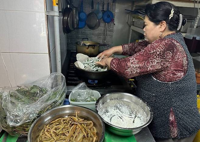 다듬고, 씻고, 자르고, 무치고, 볶고, 버무리고, 데치고, 부치는 게 하루 일이다. 박효심 제공