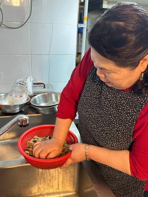 다듬고, 씻고, 자르고, 무치고, 볶고, 버무리고, 데치고, 부치는 게 하루 일이다. 박효심 제공