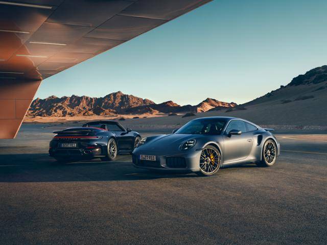 포르쉐 신형 911 터보 S 카브리올레(왼쪽)와 쿠페. 포르쉐코리아 제공
