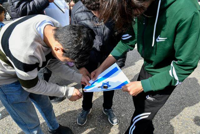 레바논 친이란 무장정파 헤즈볼라 지지자들이 11일 베이루트 정부궁 앞에서 이스라엘 국기에 불을 붙이고 있다. 베이루트=EPA 연합뉴스