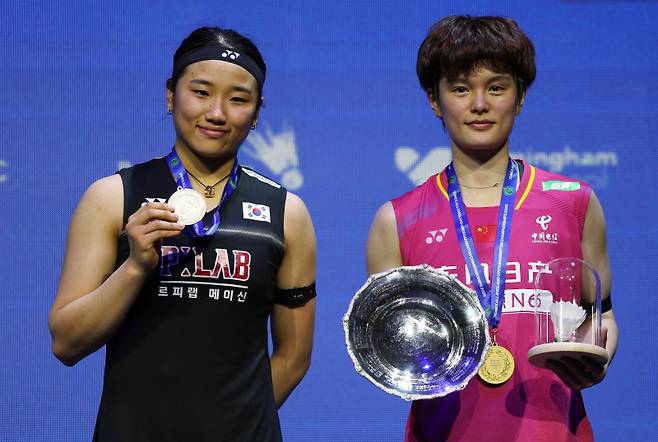 <yonhap photo-0594="">사진은 지난 3월 2026 전영 오픈 여자 단식 결승전서 왕즈이(오른쪽)에게 패하며 은메달을 차지했던 안세영. 당시 그는 왕즈이 상대 10연승은 물론, 공식전 36연승 행진에 마침표가 찍혔다. 로이터=연합뉴스</yonhap>