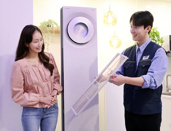 오택캐리어 엔지니어가 에어컨 사전 점검 서비스를 제공하는 모습. [사진=오택캐리어]