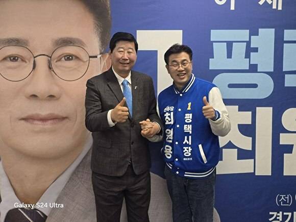 유병만(왼쪽) 위원장이 최원용 예비후보 지지를 선언하고 기념촬영을 하고 있다. [사진=최원용 캠프]